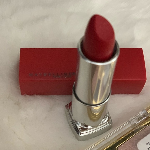 Eyeshadow, eyelashes and lipstick - Picture 2 of 10